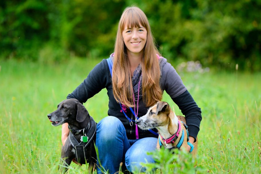 Jessica Tutschner, Geschäftsführerin des Hundi Zentrums mit ihren Hunden